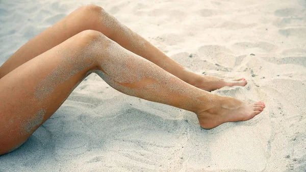 Nogi Sexy Kobieta Model Grać Plaży Piasek Podczas Lato Wakacje — Zdjęcie stockowe