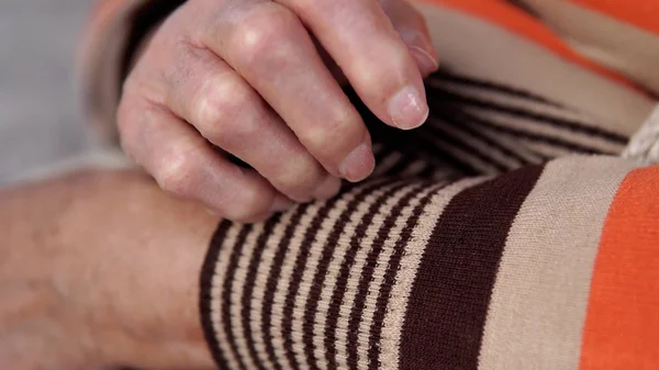 Velha Mulher Sênior Fazer Massagem Terapêutica Suas Mãos Com Pele — Fotografia de Stock