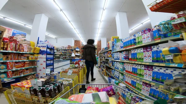 Skopje Macedonia Circa Mar 2018 Kobieta Zakupy Zakup Żywności Sklepie — Zdjęcie stockowe