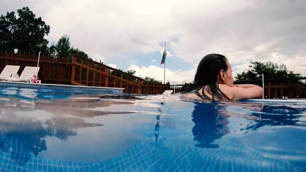 Bela Morena Adolescente Bronzeamento Uma Borda Piscina Luxo — Fotografia de Stock