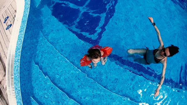 Vue Aérienne Famille Détendre Dans Piscine Extérieure Luxe Ralenti — Photo