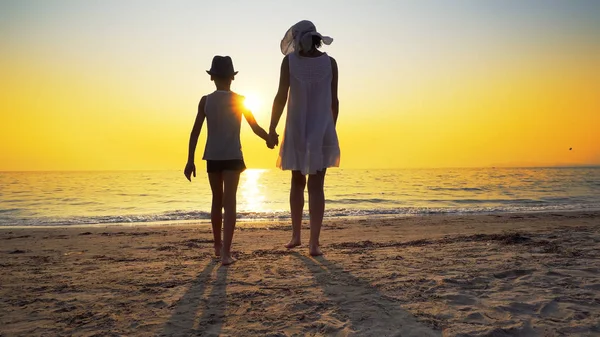 Famiglia Innamorata Tramonto Estivo Sul Mare Madre Abito Bianco Abbraccio — Foto Stock