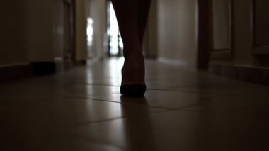 Dolly siluet iş kadın ağır çekimde koridor koridor boyunca yürüyüş yüksek tepeler Ayakkabı düşük-bölüm ayaklı