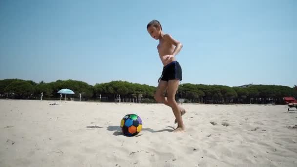 Kinder Die Sich Bei Sonnenuntergang Strand Vergnügen Und Einen Fußball — Stockvideo