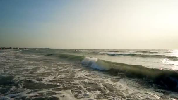 Praia Exótica Com Ondas Salpicando Sunrist Fundo Incrível — Vídeo de Stock