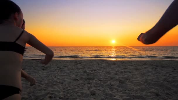 Grupo Jóvenes Felices Familia Corriendo Playa Hermoso Atardecer Verano Steadicam — Vídeos de Stock