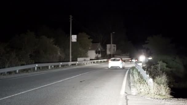 晚上在农村公路上开车 — 图库视频影像