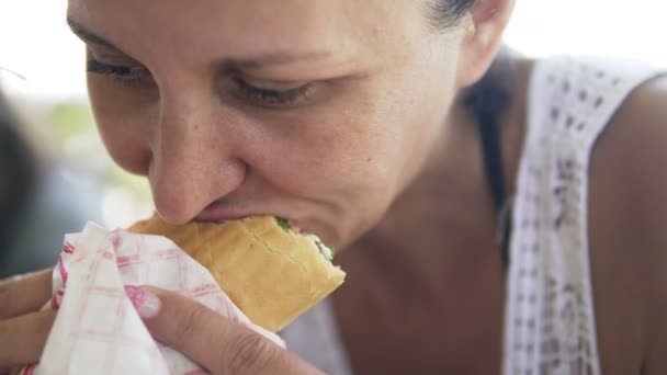 Femeia Tânără Mănâncă Kebab Doner Prânz Mușcă Shawarmă Delicioasă Suculentă — Videoclip de stoc