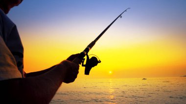 Altın gün ışığında balık tutan balıkçılar. Güzel denizler.