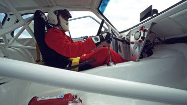 Koçani, Makedonya - 24 Haziran, 2018: koruyucu kask giyiyor spor sürücü hazırlamak hillclimb dağ yol yarışı başlatmak