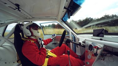 Koçani, Makedonya - 24 Haziran, 2018: başlangıç konumu için sürücü giyen kask üzerinde A Hillclimb yarış pisti bekleyin