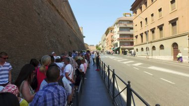 Rome, İtalya - 16 Haziran, 2017: Vatican Museums girmek için bekleyen insanlar