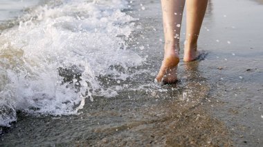 Deniz kıyısında çıplak ayakla yürüyen, sinemanın çektiği çıplak ayaklı kadın resimleri.