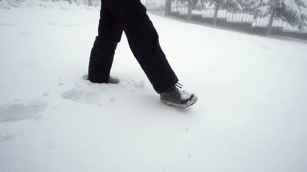 Dámské Nohy Procházející Hlubokým Sněhem Lese Botách — Stock fotografie