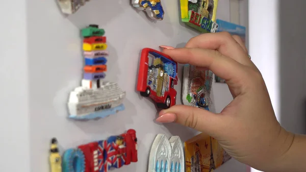 Yeni bir buzdolabı mıknatıslar son tatil, seyahat kavramı, sinematik dof ekleme