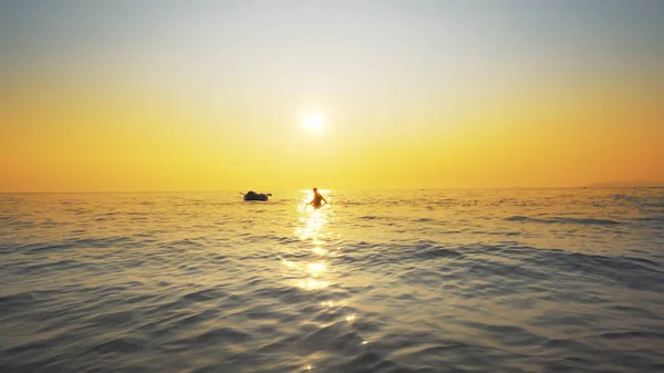 Silhuetas Refugiados Contra Pôr Sol Mar — Fotografia de Stock