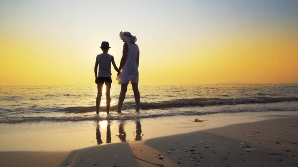 Οικογένεια Αγάπη Στο Ηλιοβασίλεμα Στη Θάλασσα Καλοκαίρι Μητέρα Λευκό Φόρεμα — Φωτογραφία Αρχείου