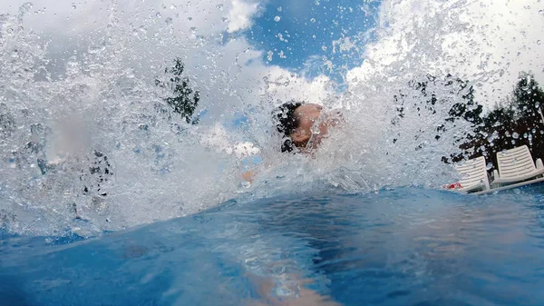 Adolescente Biquíni Desliza Para Baixo Uma Corrediça Plástico Espirrando Piscina — Fotografia de Stock