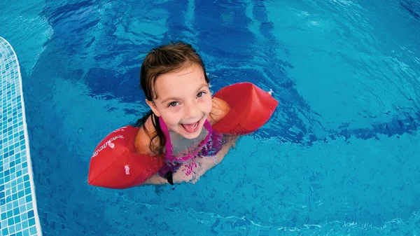 Menina Com Bandas Braço Infláveis Jogar Piscina Exterior — Fotografia de Stock