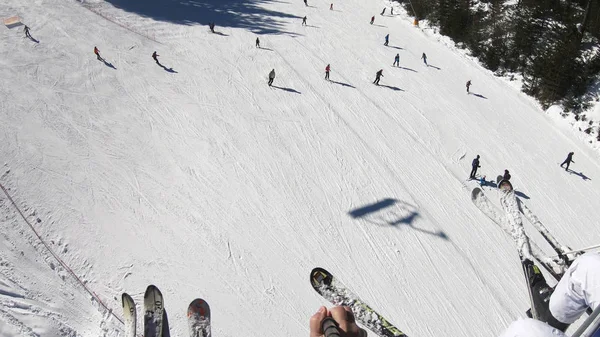 在阳光明媚的日子里 滑雪者乘坐索莱威滑雪缆车前往山顶山坡 — 图库照片