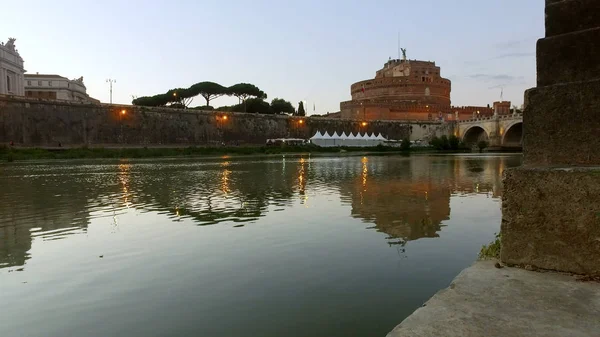 川から見たサンタンジェロ城のローマのパノラマビュー 確立ショット — ストック写真