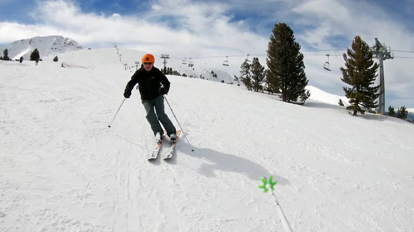 Sciatore Con Casco Arancione Carving Ski Slope — Foto Stock