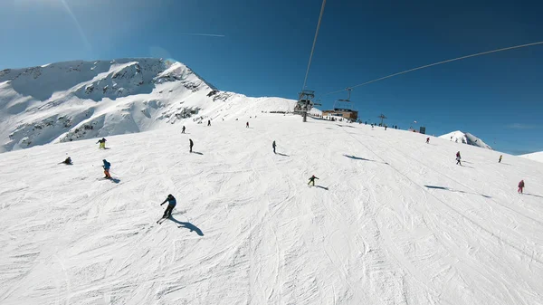 Kayakçı Kayak Yamacı Bakırlı Dağ Zirvesi Kış Tatil Üzerinde Oyma — Stok fotoğraf