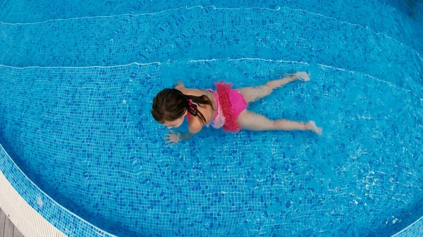 Luchtfoto Van Meisje Ontspannen Liggen Ondiep Zwembad Water — Stockfoto