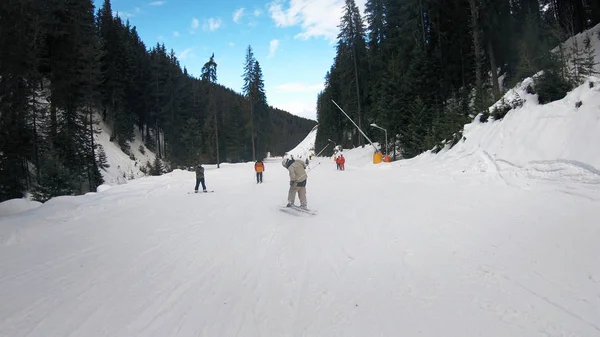 Kunstvoller Profi Skifahrer Fährt Ski Und Dreht Sich Rückwärts Auf — Stockfoto