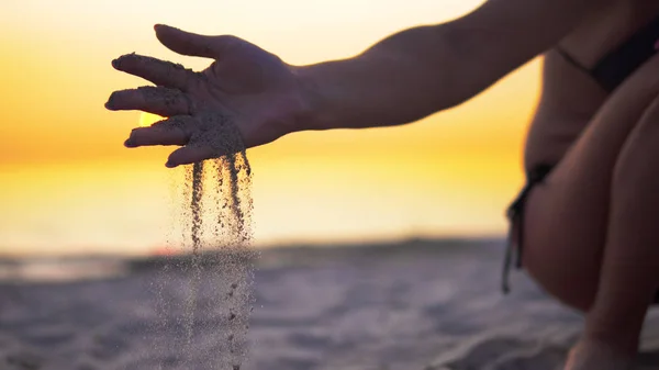 Sand Gleitet Durch Weibliche Finger Strand Gegen Den Sonnenuntergang Konzept — Stockfoto