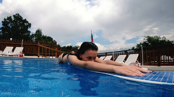 Felice Ragazza Adolescente Rilassante Bordo Della Piscina Lusso — Foto Stock