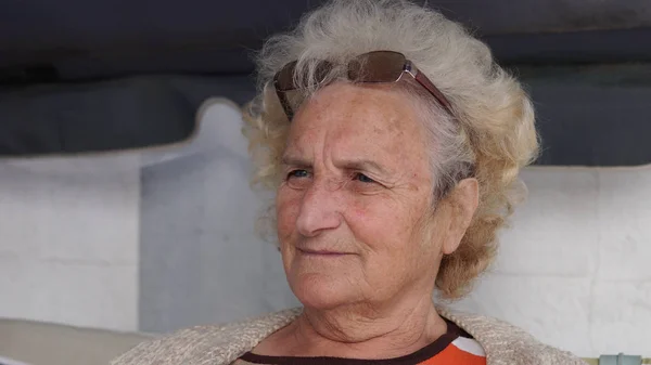 Στοχαστικός Λυπημένος Ηλικιωμένη Γυναίκα Που Κάθεται Μια Υπαίθρια Ταλάντευση — Φωτογραφία Αρχείου