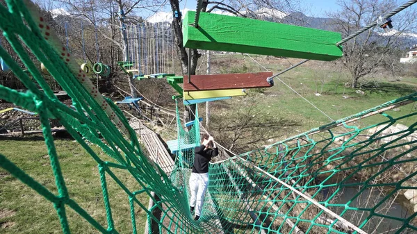 Adolescente Ragazza Sentiero Incernierato Estremo Parco Corda Nella Foresta Estiva — Foto Stock