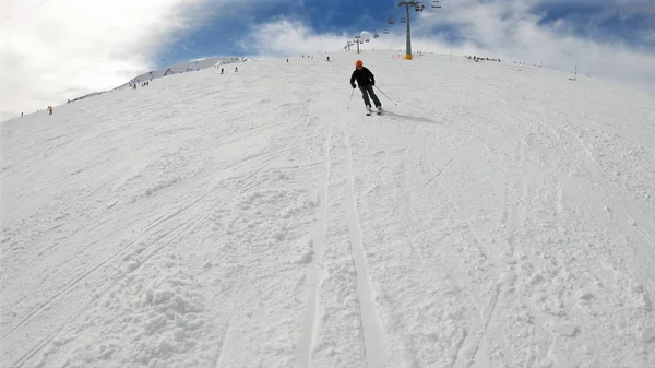 滑雪度假 跟随年轻人滑雪滑雪坡 乐趣在山腰 — 图库照片