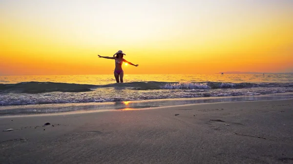 Sexy Teen Biquíni Chapéu Sair Água Mar Pôr Sol Conceito — Fotografia de Stock