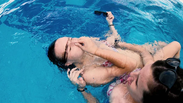 Grappige Tiener Probeert Verdrinken Van Haar Zus Zwembad Paar Speelt — Stockfoto