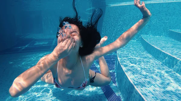 Menina Adolescente Feliz Vai Debaixo Água Sorrindo Fazendo Caras Engraçadas — Fotografia de Stock