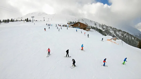 滑雪缆车与滑雪者的鸟图在斜坡和遥远的雪覆盖的山峰 慢动作 — 图库照片