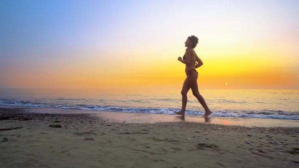 Descalço Mulher Esporte Biquíni Jogging Correndo Uma Praia Vazia Pôr — Fotografia de Stock