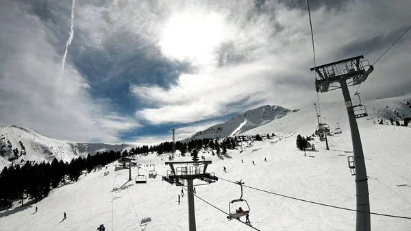 在保加利亚班斯科的滑雪胜地 Pov 乘坐现代椅子滑雪缆车 滑雪者和滑雪者在缓慢的运动中从山坡上滑下来 — 图库照片