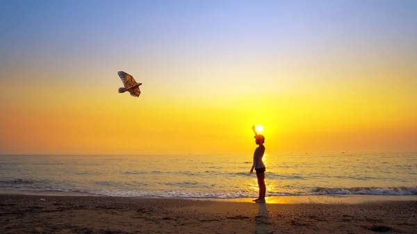 Νεαρό Αγόρι Καπέλο Στέκεται Στην Παραλία Ακτή Και Παίξετε Πετάγματος — Φωτογραφία Αρχείου