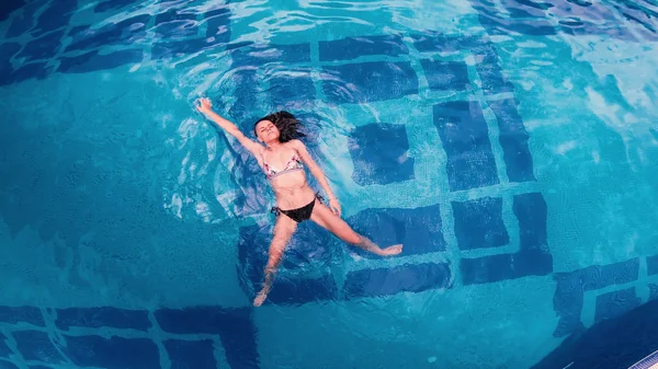 Aérea Vista Superior Joven Mujer Flotando Agua Piscina —  Fotos de Stock