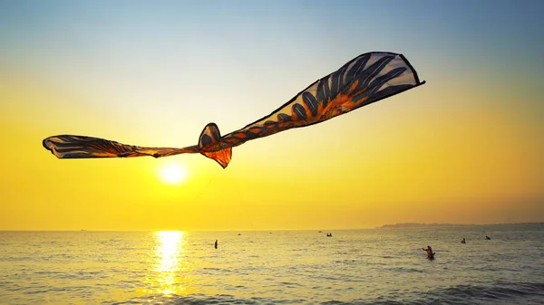 Παιχνιδιάρικο Kite Toy Πετούν Στην Παραλία Εναντίον Ηλιοβασίλεμα Ήλιο Του — Φωτογραφία Αρχείου
