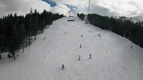天气晴朗时滑雪者和滑雪者在滑雪场的空中照片 — 图库照片