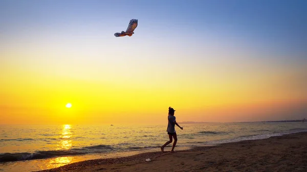 Καλοκαιρινές Διακοπές Έννοια Νεαρό Αγόρι Τρέχει Αετό Στο Άδειο Παραλία — Φωτογραφία Αρχείου