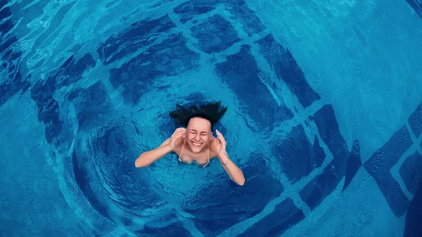 Model Enjoy Relaxing Swimming Pool Aerial View — Stock Photo, Image