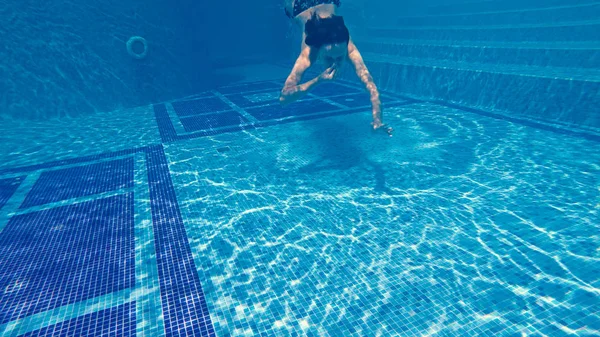 Adolescente Atraente Nadando Debaixo Água Piscina Luxo Com Nariz Fechado — Fotografia de Stock