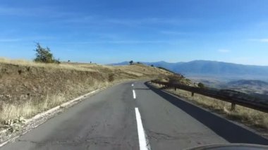 POV sürücü yokuş aşağı yüksek irtifada dağ kırsal yolda