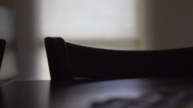 Korku korkunç sahne detay karşı dış pencere ışık karanlık odada korkunç hapiste tek sandalyenin, Vintage, seçici odak