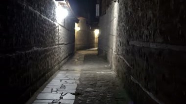 Bir kadın çalıştıran uzak eski sokak sokakta geceleri takip